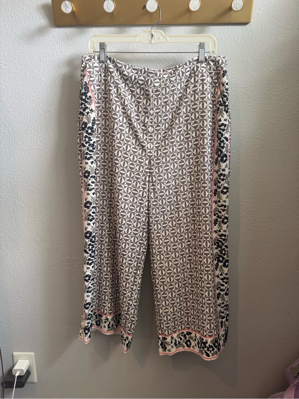 EUC Ted Baker Geometric Wide-Leg Capri Pants
